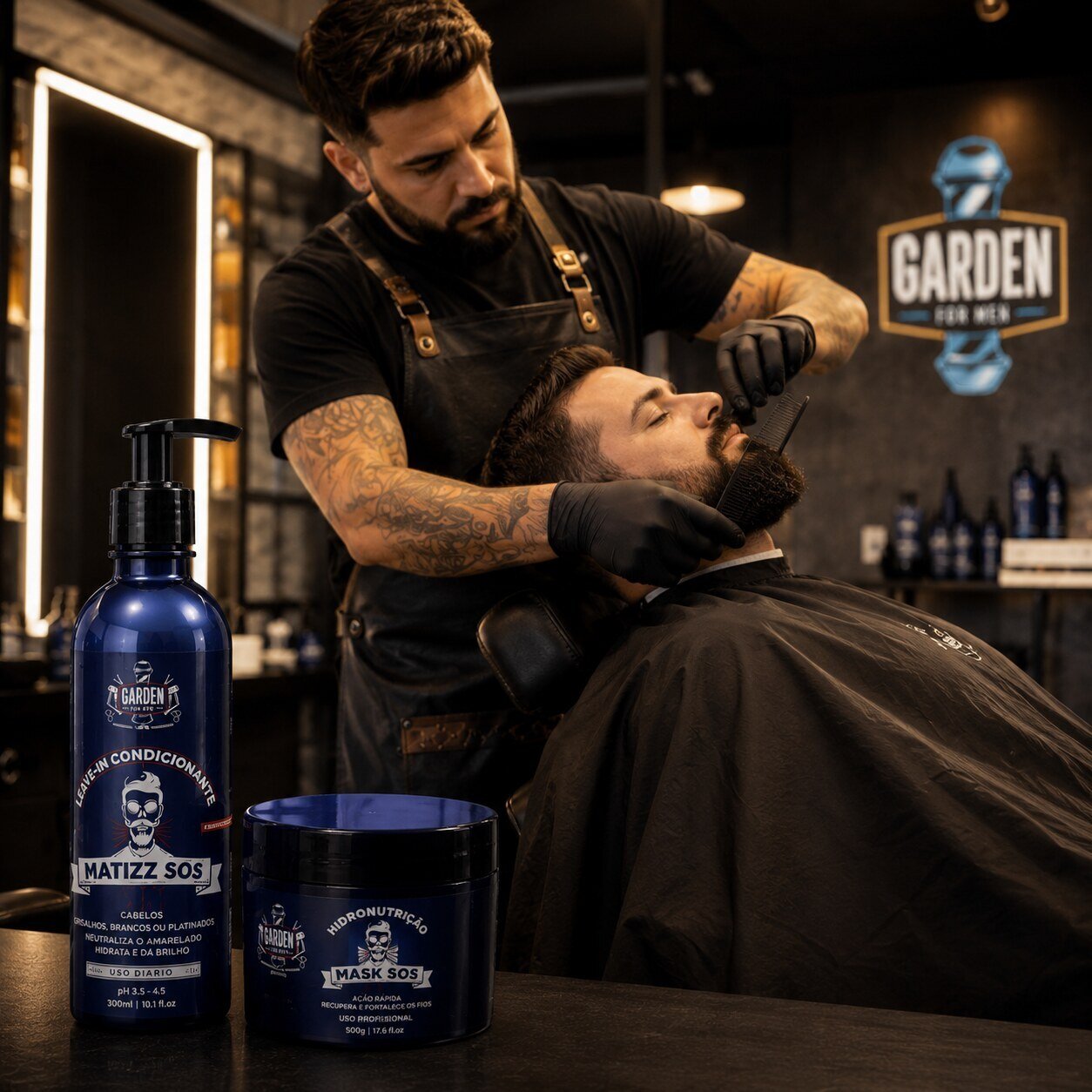 Barbeiro profissional realizando corte de cabelo